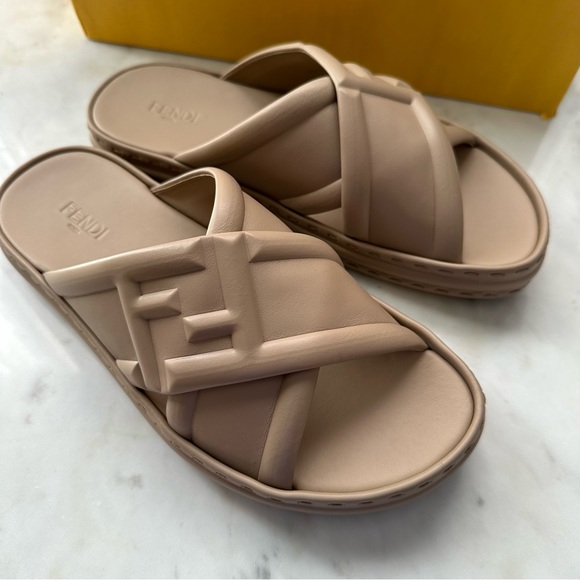 FENDI leather slide / men’s size UK 7 / brand New - Picture 1 of 14